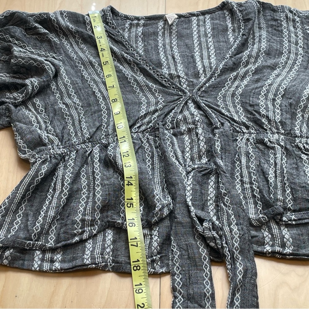Elan Bohemian Crop Trop Size M Grey w White Boho Design Flutter Sleeves Ruffles - Picture 10 of 10